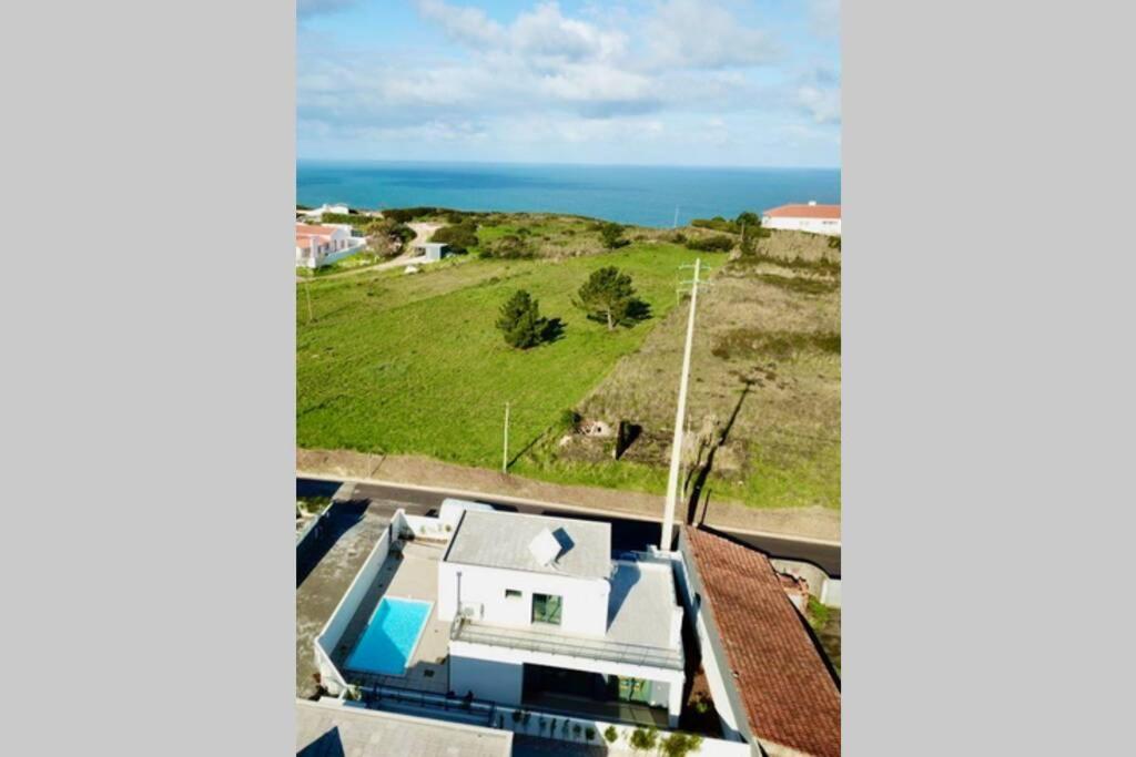 New And Modern 3 Bedroom Villa With Private Heated Pool Near Nazare サン・マルティーニョ・ド・ポルト エクステリア 写真